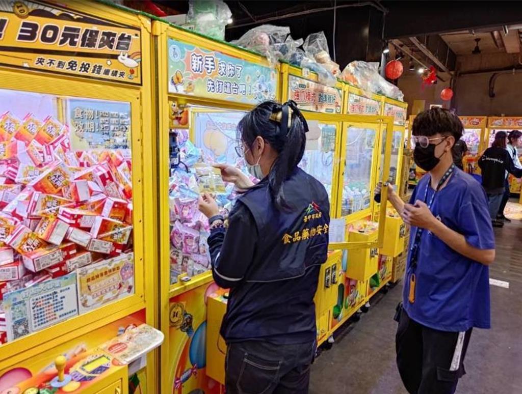 เจอเครื่องสำอางผิดกฎหมายในตู้คีบตุ๊กตา กองอนามัยสั่งเก็บและต้องระวางโทษปรับ 10,000 เหรียญไต้หวัน